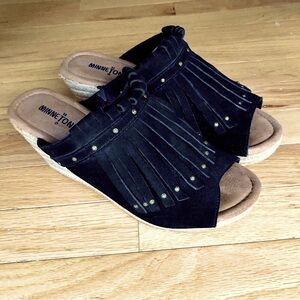 New Minnetonka Suede Fringe Quinn Wedge Sandals Sz 9
